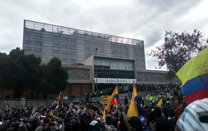 ataque con gas lacrimógeno a la Maternidad Isidro Ayora